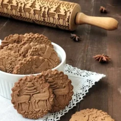 Träkavel med julmönster och dekorativ gravyr