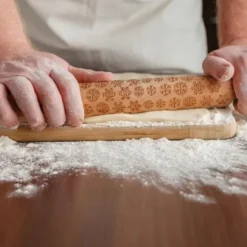 Träkavel med julmönster och dekorativ gravyr