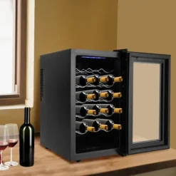 Vinkyl, 46 liters kapacitet, Temperaturområde 8–18°C, 5 justerbara hyllor, Tyst drift vid 38 dB, Härdat glasdörr