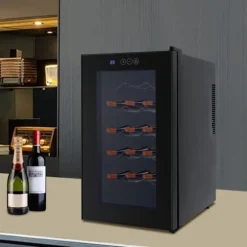 Vinkyl, 46 liters kapacitet, Temperaturområde 8–18°C, 5 justerbara hyllor, Tyst drift vid 38 dB, Härdat glasdörr